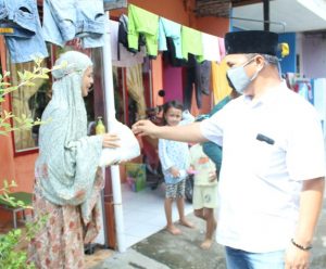 Saharuddin Bagikan Ratusan Paket Sembako ke Masyarakat Enrekang Saharuddin Bagikan Ratusan Paket Sembako ke Masyarakat Enrekang