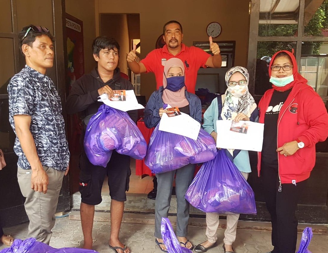 Bantu Warga Terdampak Covid-19, Andi Ansyari Mangkona Bagi Sembako di Wajo
