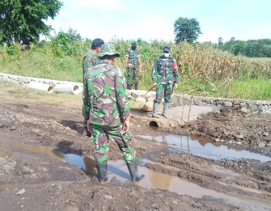 Dansat TMMD Ke-107 Kodim 1426 Takalar Tinjau Rintisan Jalan dan Bedah Rumah
