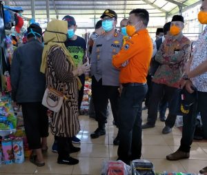 Bupati dan Kapolres Bantaeng Imbau Pengunjung Pasar Loka Pakai Masker