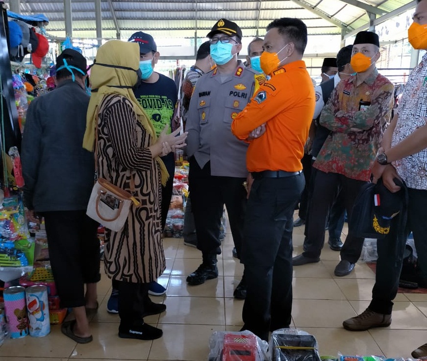 Bupati dan Kapolres Bantaeng Imbau Pengunjung Pasar Loka Pakai Masker