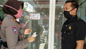 Cegah Covid-19, Bhabinkamtibmas Bagi Sticker Imbauan Kapolres Pelabuhan