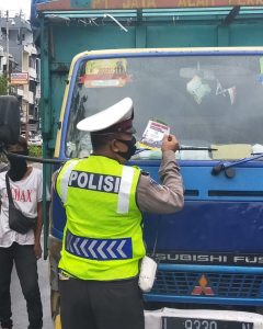Ops Keselamatan 2020, Satlantas Polres Pelabuhan Bagi Sticker dan Spanduk Cegah Covid-19