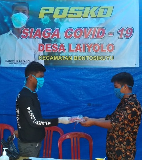 Pemerintah Desa Laiyolo Bagikan Masker Gratis