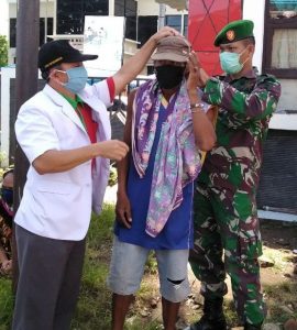 Kodim Takalar Bagi Masker Ke Warga Cegah Covid-19.