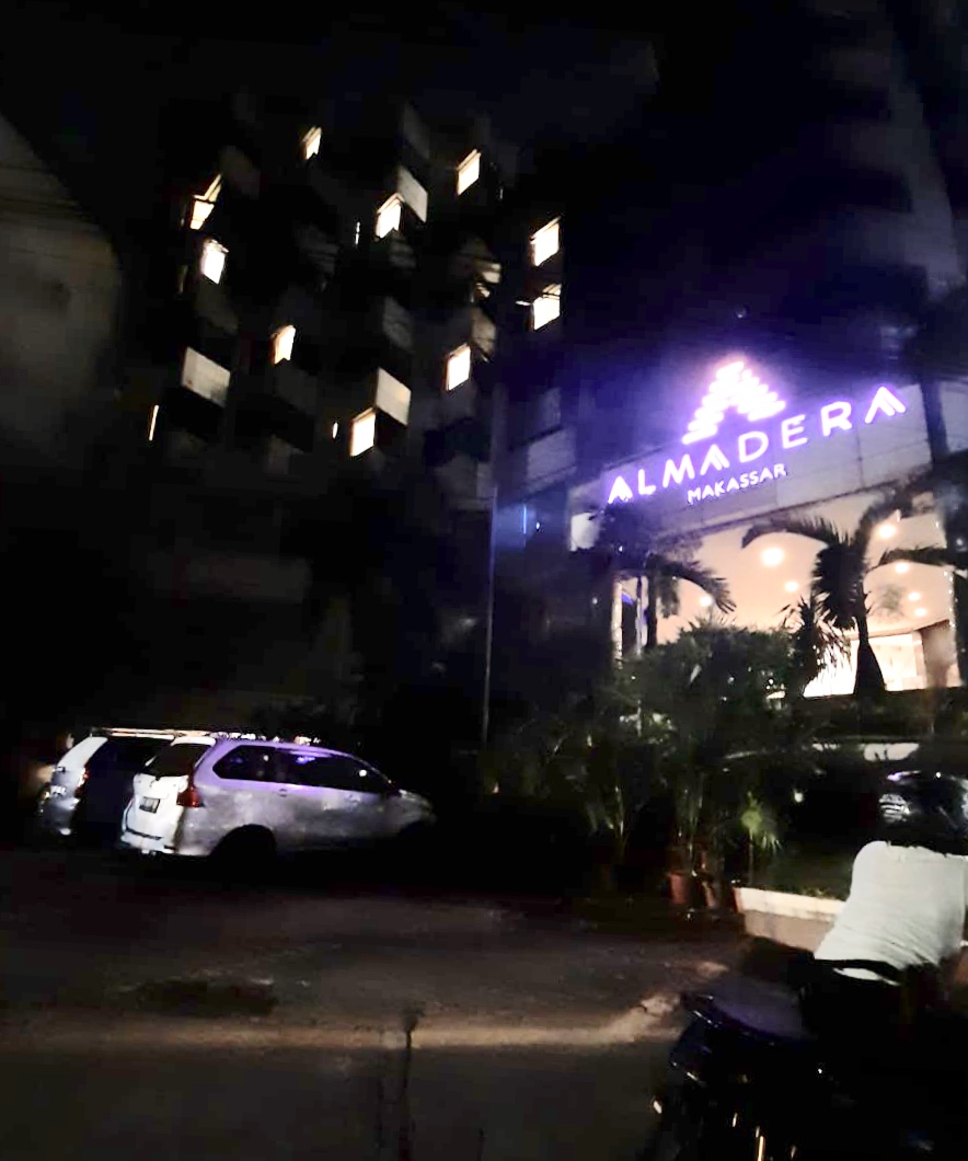 Dukung Pariwisata untuk Bangkit, Almadera Hotel Makassar Nyalakan Lampu Bentuk Hati