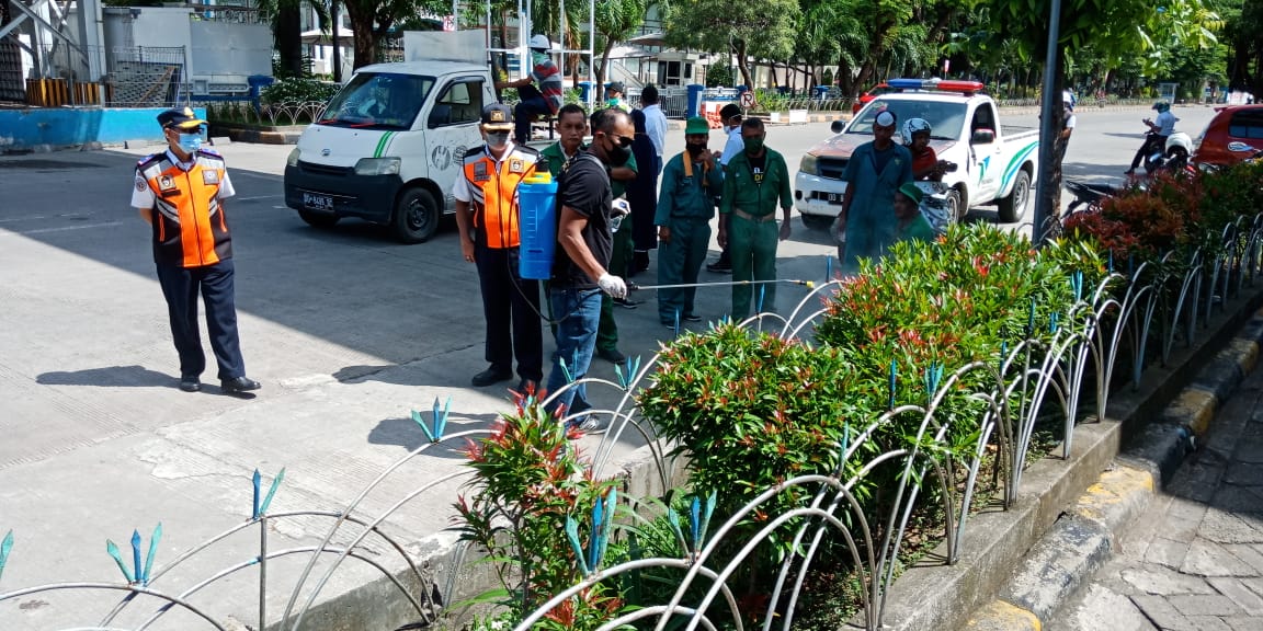 Polsek Soeta Bersama Stakeholder Pelabuhan Semprot Disinfektan Ruang Publik