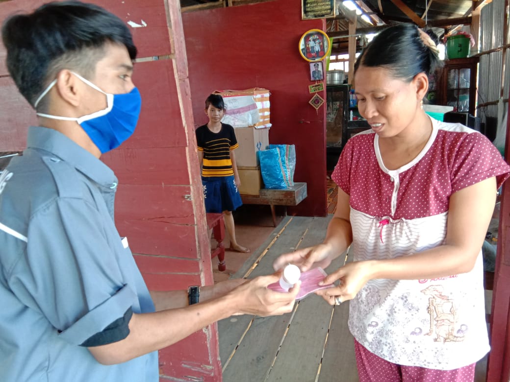 Cegah Covid 19, Owner Warkop ACCI Callaccu Sengkang Turut Bagi Hand Sanitizer dan Masker Gratis