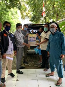 Antisipasi Dampak Ekonomi Covid-19, Irfan AB Bagikan Sembako ke Warga Desa Minasa Baji