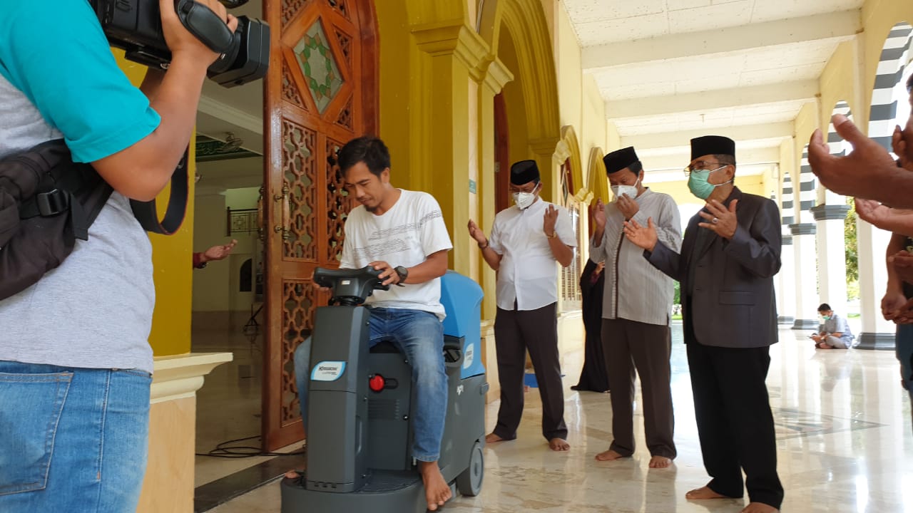 Walikota Palopo Serahkan Alat Kebersihan Untuk Masjid Agung Palopo