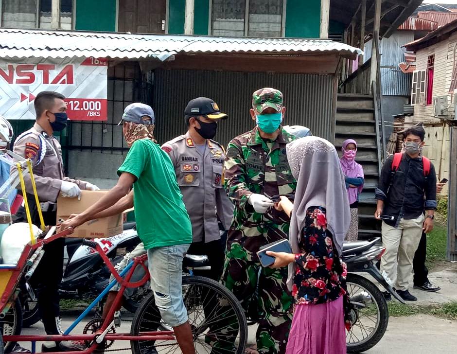 TNI-Polri Bersinergi Membagikan Masker Kepada Masyarakat