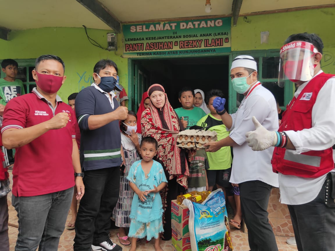 PMI Rappocini Bagikan Sembako ke Panti Asuhan