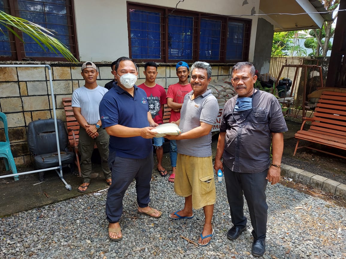Hotel Harper Bagi Paket Sembako Warga Sekitar