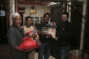 IMG-20200420-WA0014 None Salurkan Ribuan Paket Sembako untuk Warga di 14 Kecamatan