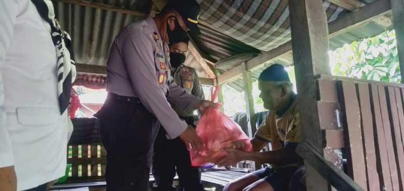 Mengawali Bulan Suci Ramadhan, Kapolsek Enrekang Bagikan Sembako Kepada Lansia Pra Sejahtera