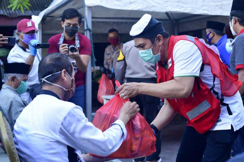 Terapkan Physical Distancing, Deng Ical Bagikan Takjil