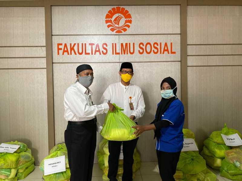 Dekan FIS UNM Serahkan Bantuan ke Mahasiswa yang Tidak Mudik