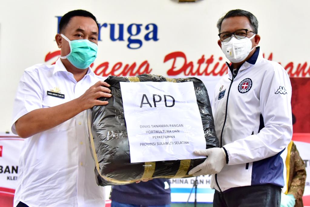 Kadis Pertanian Serahkan 250 Paket Sembako dan 150 APD ke Pemprov Sulsel