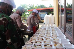 1.5 foto 18 18 Hari Dapur Lapangan TNI-Polri di Bone Produksi Makanan Demi Masyarakat