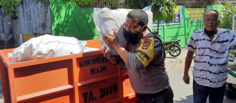 Agar Tepat Sasaran, Bhabinkamtibmas Malimongan Kawal Distribusi Bansos Pemerintah