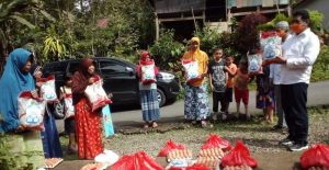 KKB Peduli, Perantau Bagi Ratusan Paket Sembako ke Masyarakat di Kampung