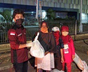 Lembaga Mahasiswa FK Unismuh Bagi 130 Paket Sembako ke Warga