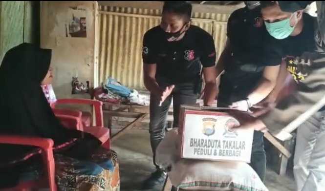 Peduli Covid-19, Personel Bharaduta Polres Takalar Berbagi di Bulan Ramadan
