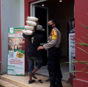 Agar Tepat Sasaran, Bhabinkamtibmas Melayu Baru Kawal Bansos Baznas Makassar