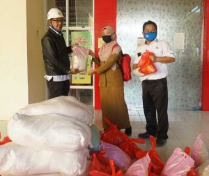 12.5 foto pangkep peduli Peduli Dampak Covid-19, SKST Bagikan 2000 Paket Sembako