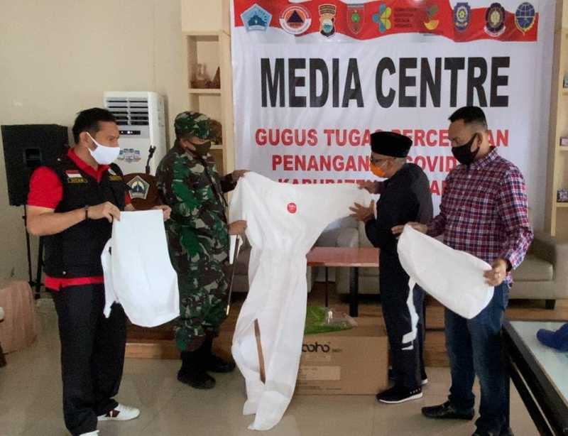 Dandim Salurkan 50 Paket Hazmat ke Pemkab Bantaeng