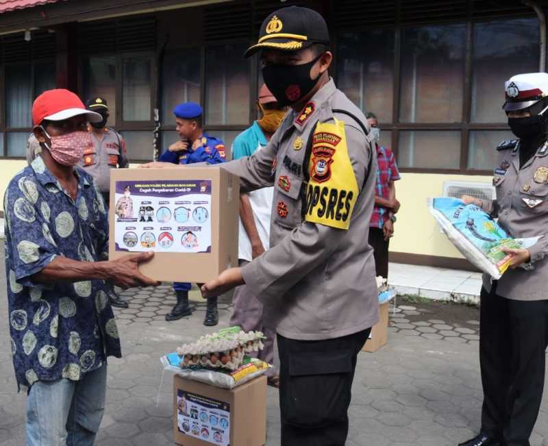 Kapolres Pelabuhan Makassar Bagikan Sembako ke Warga di Tiga Kecamatan