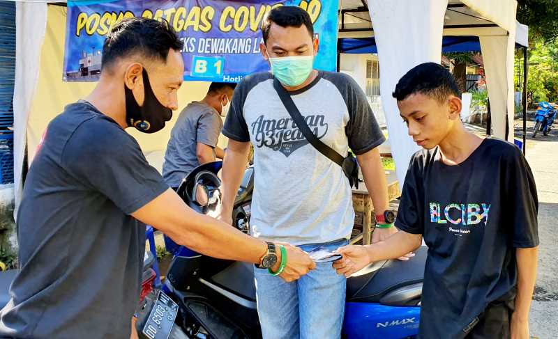 Pos Covid-19 Kompleks TNI AL Lantamal VI Dewakang B1 Spontan Edukasi Penggunaan  Masker Kepada Anak-anak 