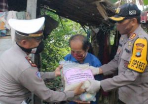 Peduli Dampak Covid19, Polres Majene Bagikan Sembako