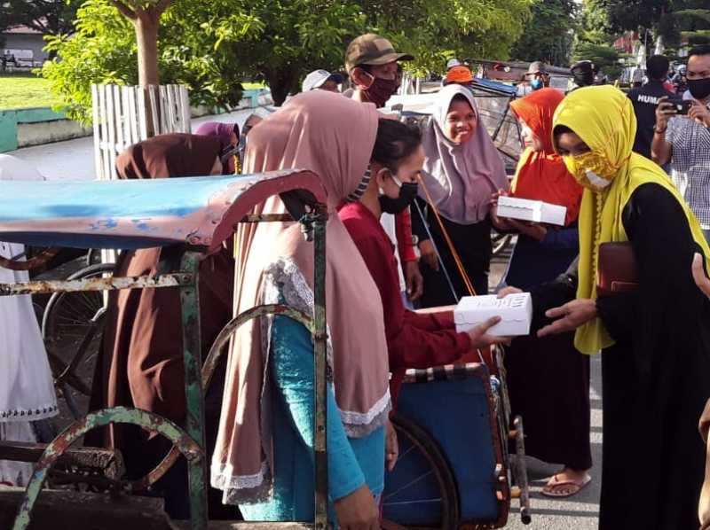 Polres dan Pemda Bagi Takjil Menu Buka Puasa