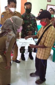 Bupati Serahkan Secara Simbolis BLTDes ke Warga Terdampak Corona Bupati Serahkan Secara Simbolis BLTDes ke Warga Terdampak Corona