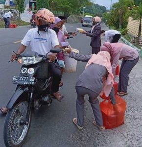 Bank Sulselbar Cabang Majene Bagi Bagi Takjil di Jalan Raya