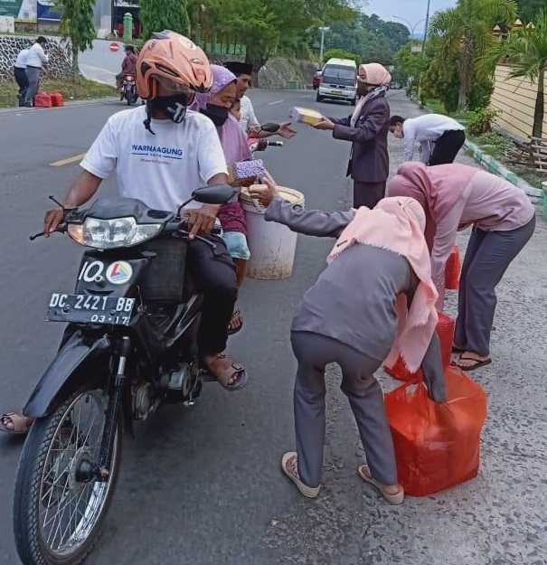 Bank Sulselbar Cabang Majene Bagi Bagi Takjil di Jalan Raya