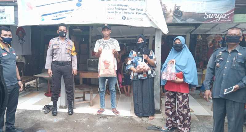 Bhabinkamtibmas Kelurahan Pabundukang Kawal Distribusi BPNT,189 KK