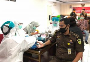 20.5 foto jaksa Pegawai dan Honorer Kejari Makassar Ikuti Rapid Test, Ini Hasilnya