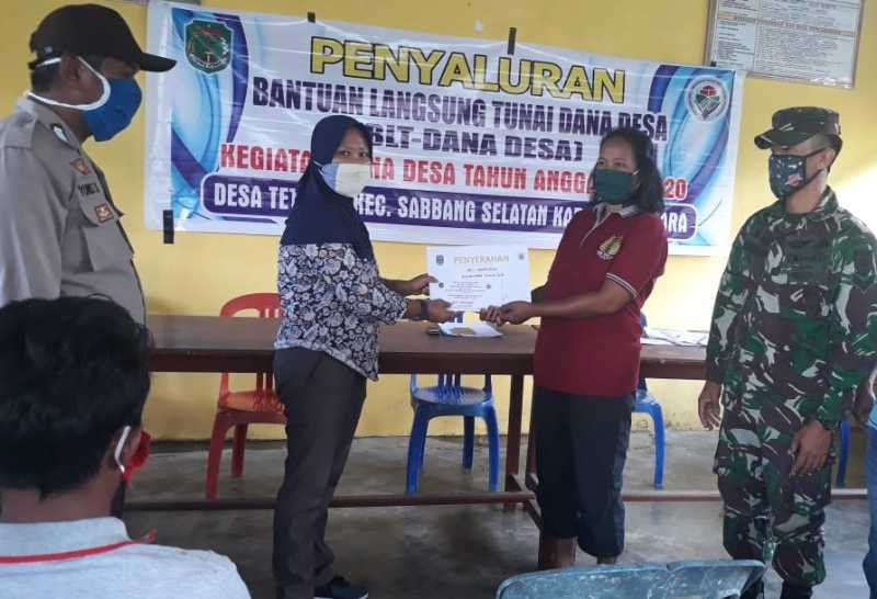 Disaksikan Muspika dan Perangkat Desa, Camat Fatmawati Serahkan BLTDes