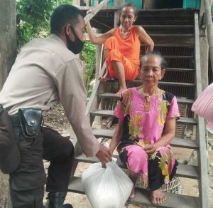Bantuan Polres Takalar Jangkau Warga Kurang Mampu di Desa Panddinging