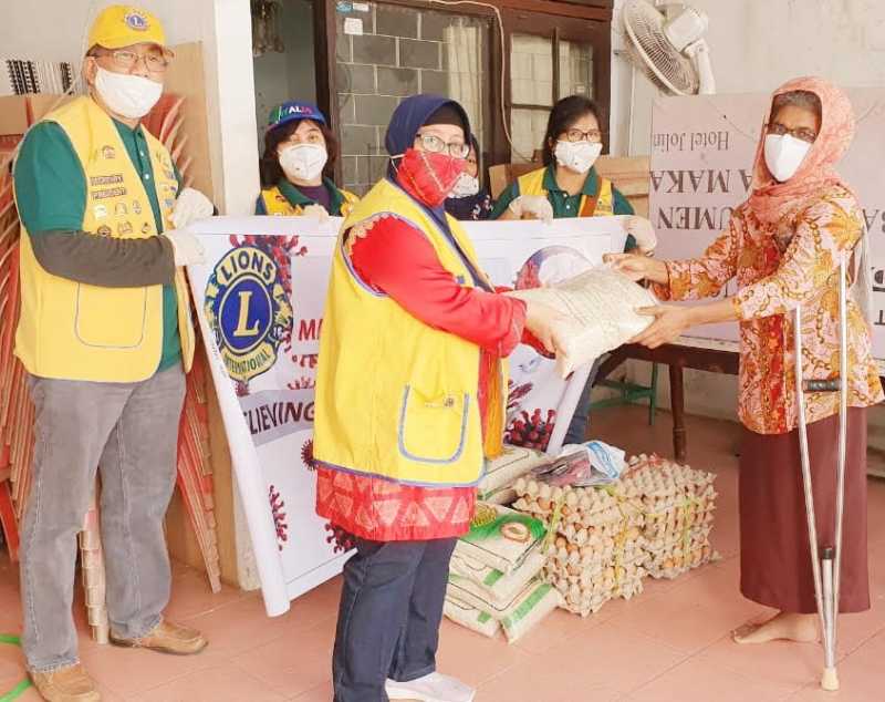 Lions Club Makassar Rajawali Sumbang Beras dan Masker di Kelompok Tunanetra dan Disabilitas