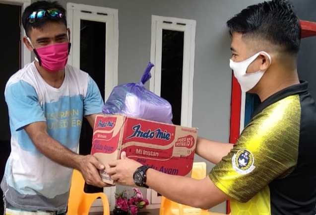 Pemdes Baruga Serahkan Bantuan Sembako ke Keluarga ODP