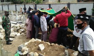 Babinsa Sertu Tasril Tambaru Melayat di Rumah Duka Andi Wara