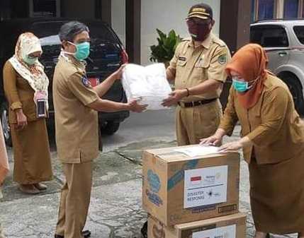 Kadis Koperasi UKM Salurkan Bantuan APD ke RSUD Andi Djemma