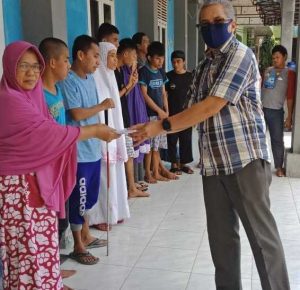 26.5 foto umi dhuafa Jelang Lebaran, Pimpinan Rektorat UMI Santuni Kaum Dhuafa