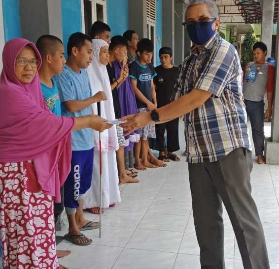 Jelang Lebaran, Pimpinan Rektorat UMI Santuni Kaum Dhuafa