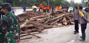 27.5 foto lutra kayu Pasca Banjir, TNI-Polri-Pemkab dan Warga Gotong Royong Bersihkan Bongkahan Kayu
