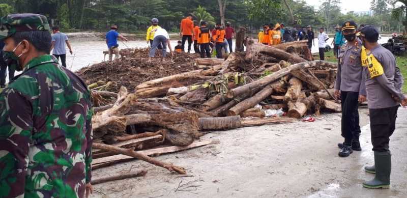 Pasca Banjir, TNI-Polri-Pemkab dan Warga Gotong Royong Bersihkan Bongkahan Kayu