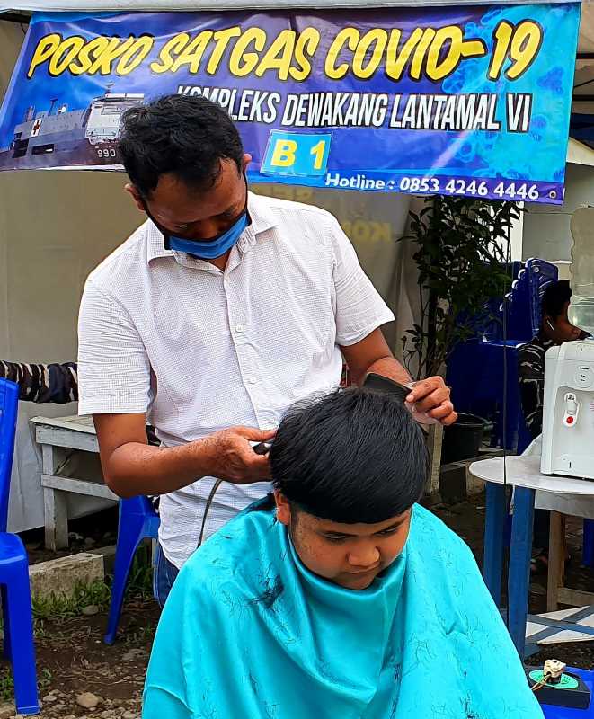 Pandemi Cofid-19, Warga Kompleks TNI AL Lantamal VI Datangkan Tukang Cukur